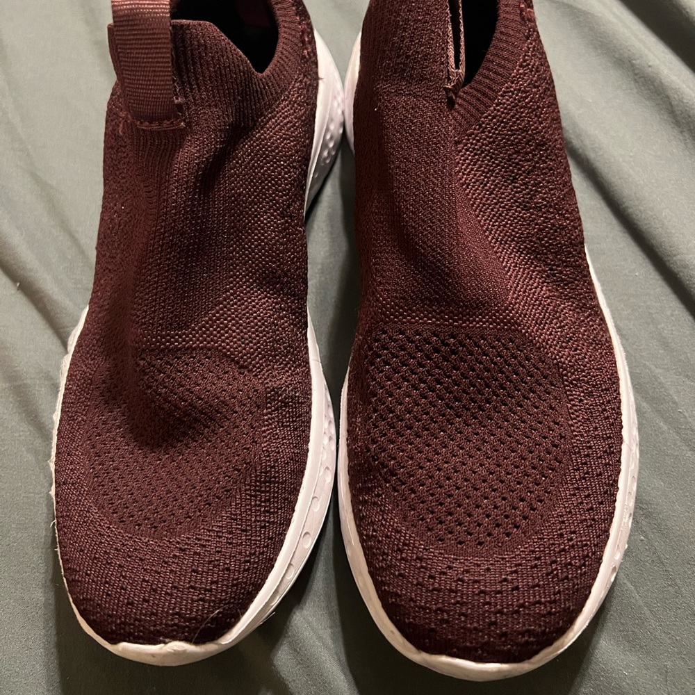 Avia womens size 7 maroon